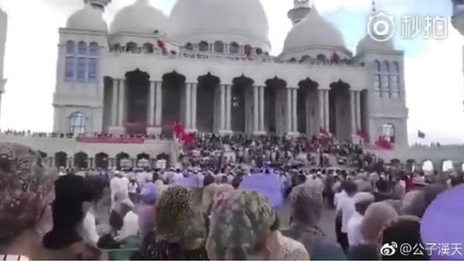 চীনে নবনির্মিত উইজো গ্র্যান্ড মসজিদ রক্ষায় সরব মুসলিম সম্প্রদায় । ছবি: বিবিসির সৌজন্যে