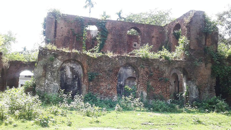 চট্টগ্রামের কর্ণফুলী উপজেলার ঐতিহাসিক বড় উঠান মিয়া বাড়ি। ২০০ বছরের পুরোনো বাড়িটি এখন পরিত্যক্ত।  ছবি: আব্দুর রাজ্জাক