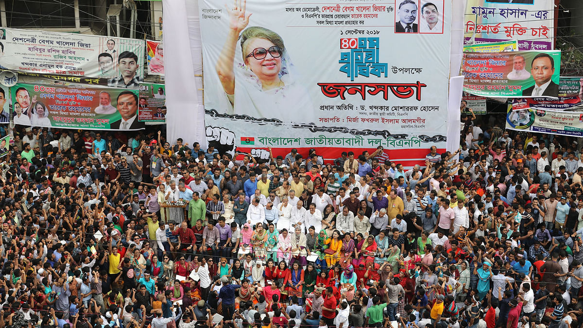 নয়া পল্টনে জনসভায় মঞ্চে নেতারা। সামনে বিপুল সংখ্যক কর্মী। ছবি: প্রথম আলো