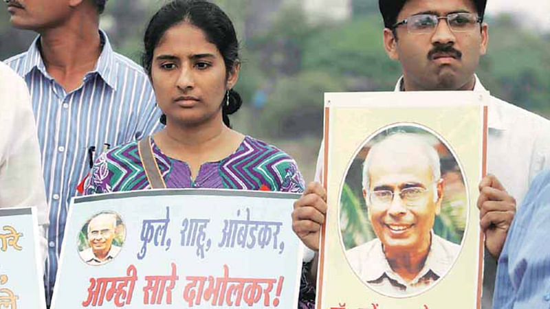 ২০১৩ সালে উগ্রপন্থীদের হাতে নিহত মহারাষ্ট্রের অধিকারকর্মী ডা. নরেন্দ্র ডাভোলকারের মেয়ে মুক্তা ডাভোলকার ও ছেলে হামিদ ডাভোলকার।