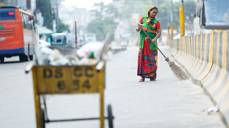 এই কর্মীরাই প্রতিদিন পরিচ্ছন্ন রাখেন ঢাকা। ছবি: সুমন ইউসুফ