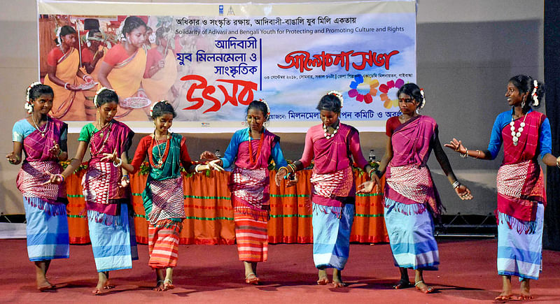 ‘আদিবাসী যুব মিলনমেলা ও সাংস্কৃতিক উৎসবে’ শিল্পীরা একটি মনোজ্ঞ সাংস্কৃতিক অনুষ্ঠান পরিবেশন করে। শাহাবুল শাহীন, গাইবান্ধা