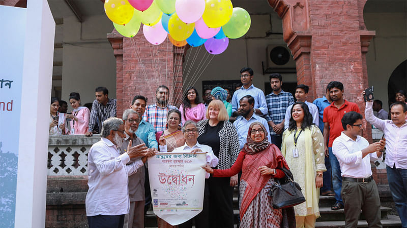 ঢাকা বিশ্ববিদ্যালয়ের কার্জন হলে শনিবার সকালে ‘মানুষের জন্য বিজ্ঞান’ গবেষণা পুরস্কারের উদ্বোধন করা হয়। ছবি: প্রথম আলো