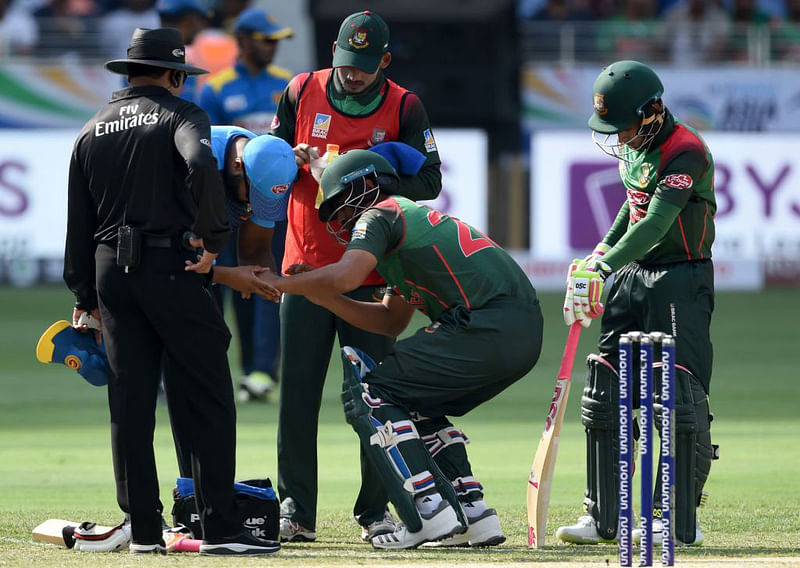 কাল ব্যাট করতে নেমে চোটে পড়েছিলেন তামিম। ছবি: এএফপি