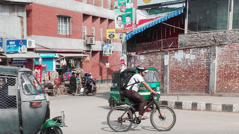 গন্তব্যে ছুটছেন এক সাইকেল আরোহী। হাতিরঝিল, মধুবাগ, ঢাকা, ১৬ সেপ্টেম্বর। ছবি: প্রথম আলো