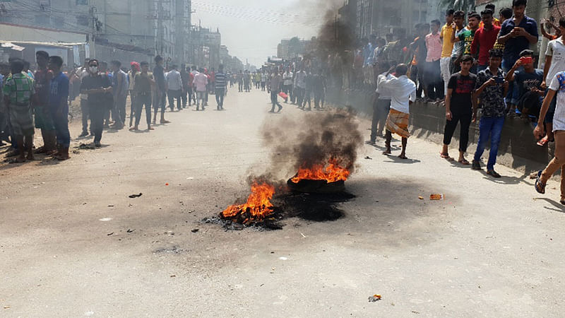 গাজীপুরে মহাসড়ক অবরোধ করেন শ্রমিকেরা। ছবি: প্রথম আলো