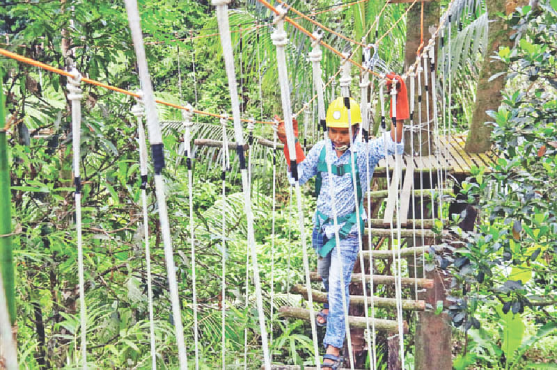 সিলেটের খাদিমনগর জাতীয় উদ্যান। পর্যটকদের কাছে প্রিয় হয়ে উঠছে সম্প্রতি চালু হওয়া দড়িপথ। গত সোমবার দুপুরে।  ছবি: আনিস মাহমুদ