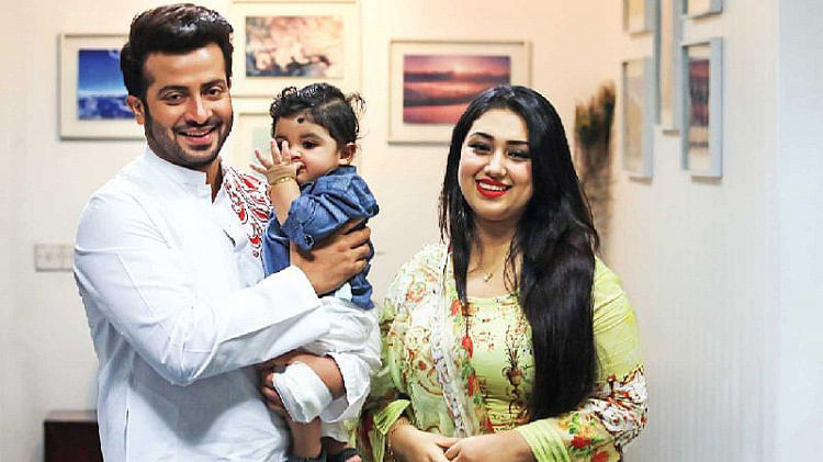 আব্রাম খানকে নিয়ে শাকিব খান ও অপু বিশ্বাস। ছবি: প্রথম আলো