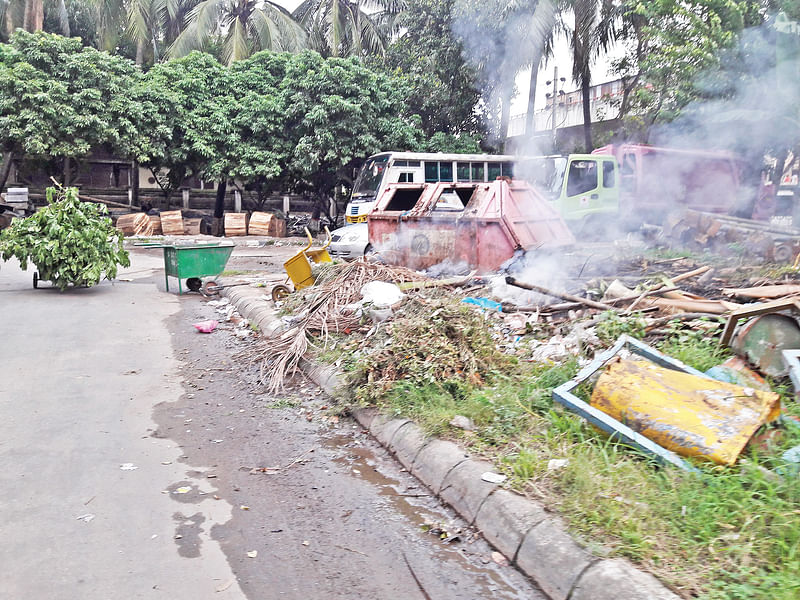 নগর ভবনের সীমানার ভেতর আবর্জনার স্তূপ। গতকাল তোলা ছবি।  প্রথম আলো