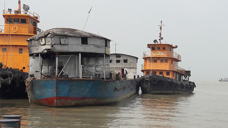 পদ্মা নদীতে নাব্যতা সংকট থাকায় কাঁঠালবাড়ি-শিমুলিয়া নৌপথে সাময়িক সময়ের জন্য বন্ধ রাখা হয়েছে ফেরি চলাচল। শনিবার সকালে কাঁঠালবাড়ি ঘাটের ৩ নম্বর ঘাটে নোঙর করে রাখা হয় ফেরিগুলোকে। ছবি: প্রথম আলো