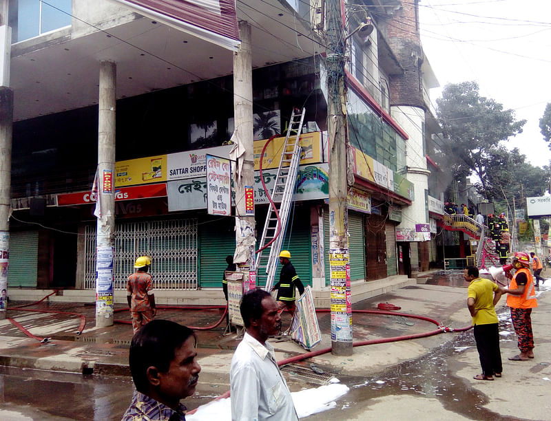 টাঙ্গাইলে একটি শপিং মলে অগ্নিকাণ্ডের ঘটনা ঘটেছে। ছবি: প্রথম আলো