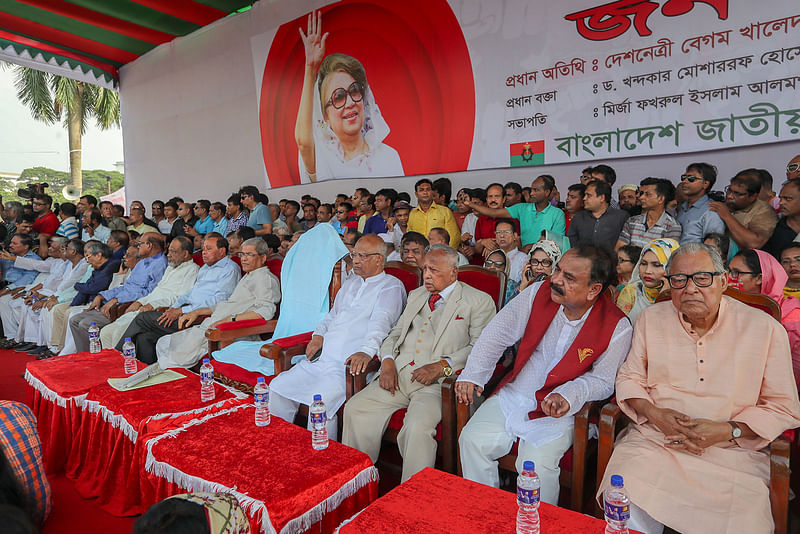 জনসভার মঞ্চে বিএনপির শীর্ষ নেতারা। ছবি: সাজিদ হোসেন