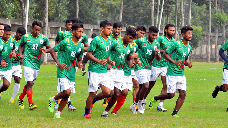 লাওসের বিপক্ষে মাঠে নামার আগে শেষ মুহূর্তের প্রস্তুতিতে বাংলাদেশ। ছবি: বাফুফে