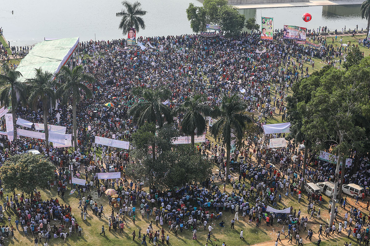 সোহরাওয়ার্দী উদ্যানে বিএনপির জনসভায় আসা নেতা-কর্মীরা। ছবি: দীপু মালাকার