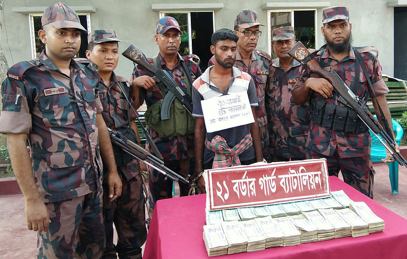 যশোরের বেনাপোলে হুন্ডির ৫০ লাখ টাকাসহ এক ব্যক্তিকে আটক করে বিজিবি। ছবি: সংগৃহীত