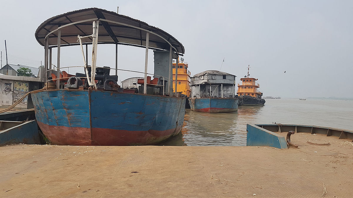 কাঁঠালবাড়ি ঘাটের ৩ নম্বর ঘাটে নোঙর করে রাখা হয়েছে ফেরিগুলো। ছবি: অজয় কুন্ডু