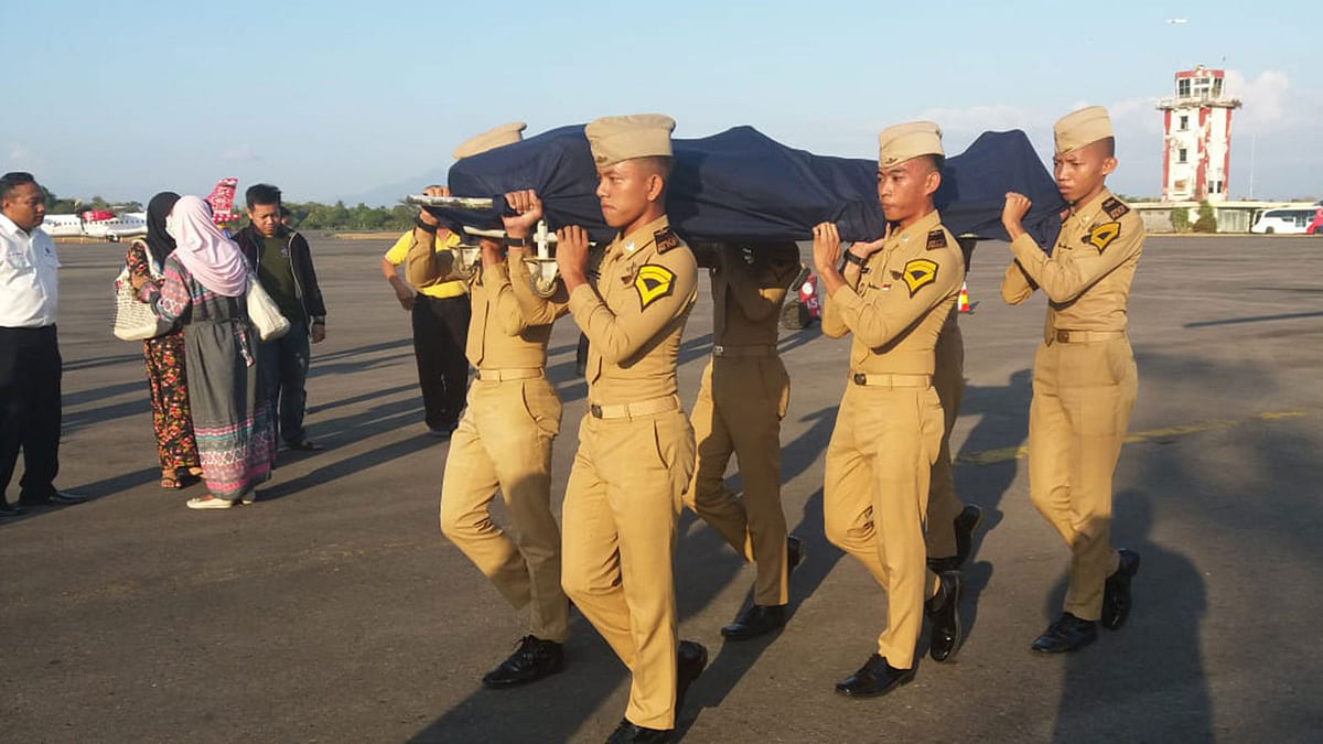 বিমান বাহিনীর সদস্যরা অ্যান্টোনিয়াস গুনাওয়ান আগুংয়ের মরদেহ বহন করে নিয়ে যাচ্ছেন। ছবি: টুইটার