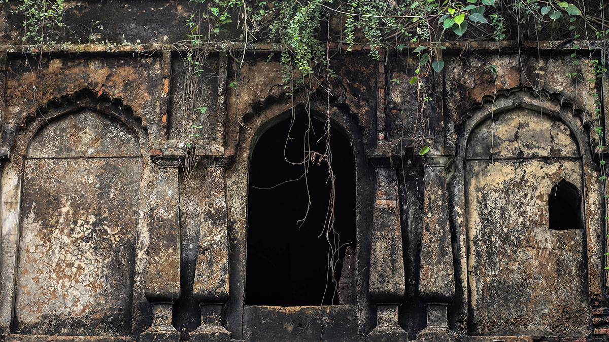 মন্দির ও বাড়ি তৈরিতে মোগল স্থাপত্যশৈলী অনুসরণ করা হয়েছে।