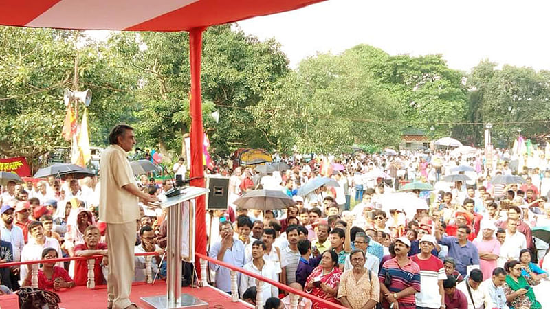 পদযাত্রার সমাবেশ ভাষণ দিচ্ছেন সূর্যকান্ত মিশ্র। পশ্চিমবঙ্গ, ভারত, ৩ অক্টোবর। ছবি: ভাস্কর মুখার্জি