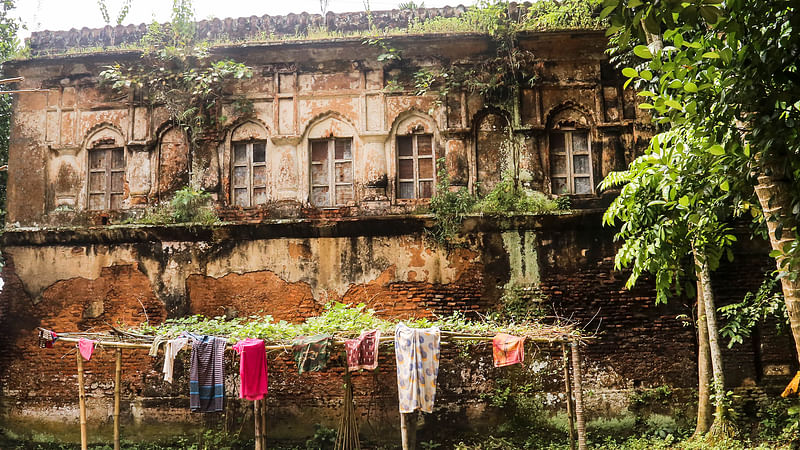 কবি চন্দ্রাবতীর মন্দিরসংলগ্ন এই বাড়িটিতে বসবাস করছে কয়েকটি পরিবার।