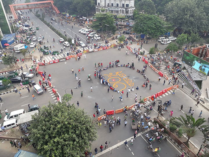 মুক্তিযোদ্ধা কোটা বহালের দাবিতে শাহবাগে সড়ক অবরোধ করা হয়েছে। ঢাকা, ০৪ অক্টোবর। ছবি: সাজিদ হোসেন