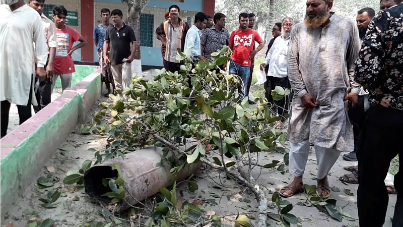 পাবনার ঈশ্বরদীতে গ্যাসের সিলিন্ডার বিস্ফোরণে শিশুসহ ৬জন আহত হয়েছে। ছবি: প্রথম আলো