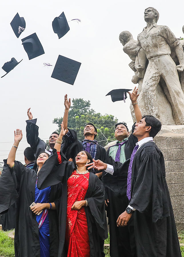 ঢাকা বিশ্ববিদ্যালয়ের ৫১তম সমাবর্তন শনিবার। আজ ক্যাম্পাসে গাউন ও ক্যাপ পরে চলছে তারই প্রস্তুতি। এবারের সমাবর্তনে অংশ নিতে ২১ হাজার ১১১ জন নিবন্ধন করেছেন। রাজু ভাস্কর্য, ৫ অক্টোবর। ছবি: দীপু মালাকার