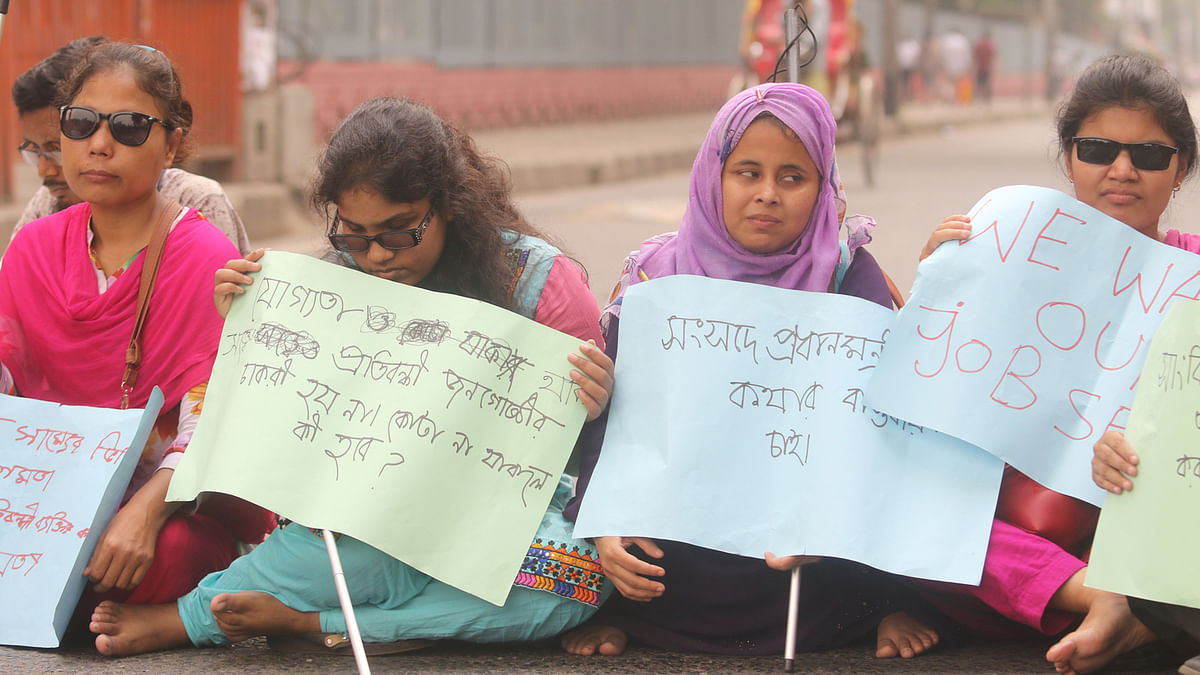 সরকারি চাকরির প্রতিবন্ধী জনগোষ্ঠীর জন্য ৫ শতাংশ কোটা বহাল রাখার দাবিতে রাজধানীর শাহবাগ মোড়ে অবস্থান কর্মসূচি পালন করছে বাংলাদেশ প্রতিবন্ধী শিক্ষার্থী ঐক্য পরিষদ। শাহবাগের একাংশ তারা অবরোধ করে রেখেছে। ঢাকা, ৫ অক্টোবর। ছবি: আবদুস সালাম