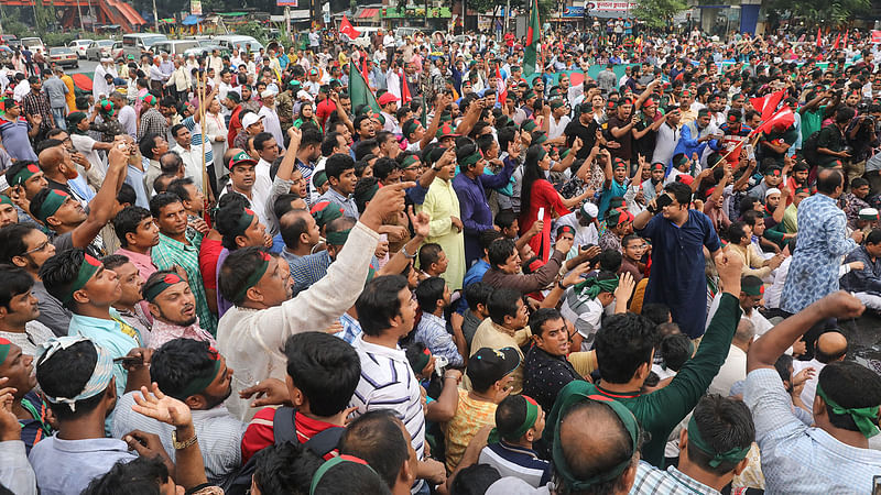 মুক্তিযোদ্ধা কোটা বহালের দাবিতে আবারও শাহবাগ অবরোধ করেছেন আন্দোলনকারীরা। শাহবাগ চত্বর, ঢাকা, ৬ অক্টোবর। ছবি: দীপু মালাকার