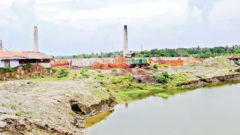 তিনটি ইটভাটা না সরানোয় শেষ করা যাচ্ছে না ভদ্রা নদী খননের কাজ। সম্প্রতি খুলনার ডুমুরিয়া উপজেলার শোভনা ইউনিয়নে।  ছবি: প্রথম আলো