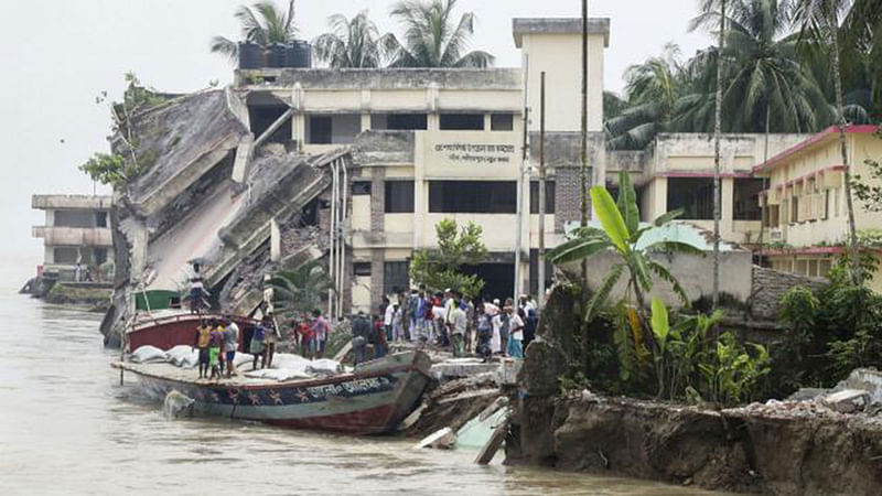 পদ্মার ভাঙনে বিলীন হয়ে গেছে বসতবাড়ি, হাসপাতালসহ বিভিন্ন স্থাপনা। শরীয়তপুরের নড়িয়া উপজেলার মুলফতগঞ্জ এলাকায়। ছবি: সাজিদ হোসেন