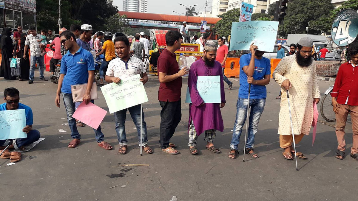 প্রতিবন্ধী কোটা বহাল রাখার দাবিতে শাহবাগে অবস্থান কর্মসূচি পালন করছেন প্রতিবন্ধীরা ও প্রতিবন্ধীদের কয়েকটি সংগঠন। ছবি: মোছাব্বের হোসেন