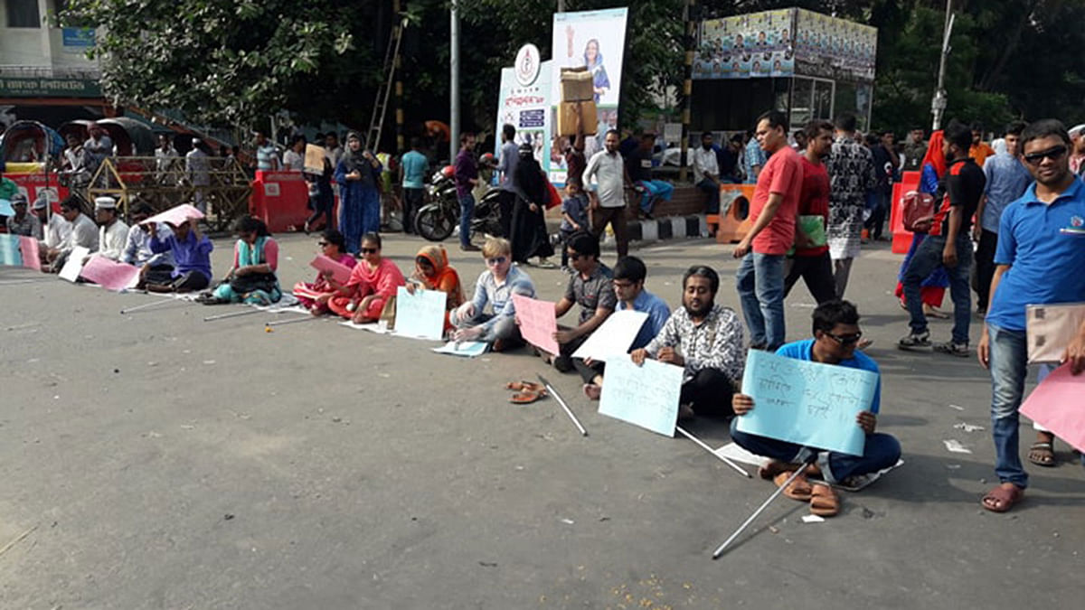 ৩০ শতাংশ মুক্তিযোদ্ধা কোটা বহাল রাখার দাবিতে লাগাতার আন্দোলন চালিয়ে যাচ্ছে মুক্তিযোদ্ধা সংসদ সন্তান কমান্ডসহ কয়েকটি সংগঠনের সদস্যরা। ছবি: মোছাব্বের হোসেন