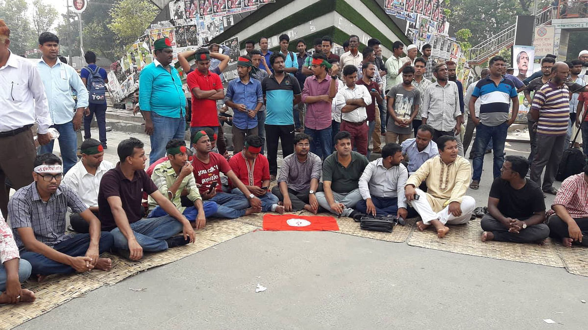 ৩০ শতাংশ মুক্তিযোদ্ধা কোটা বহাল রাখার দাবিতে লাগাতার আন্দোলন চালিয়ে যাচ্ছে মুক্তিযোদ্ধা সংসদ সন্তান কমান্ডসহ কয়েকটি সংগঠনের সদস্যরা। ছবি: মোছাব্বের হোসেন