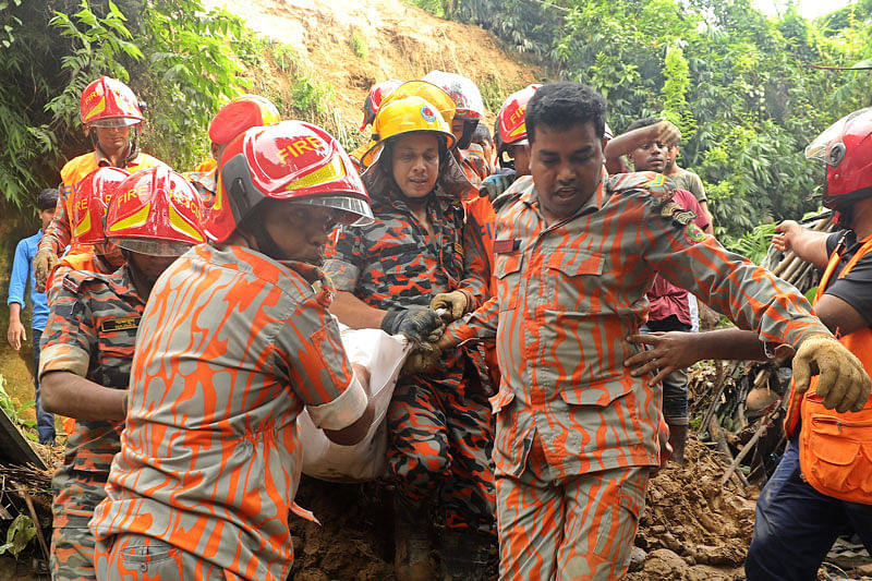 পাহাড়ধসে নিহত একজনের লাশ উদ্ধার করে নিয়ে যাচ্ছে ফায়ার সার্ভিস। ছবি: সৌরভ দাশ