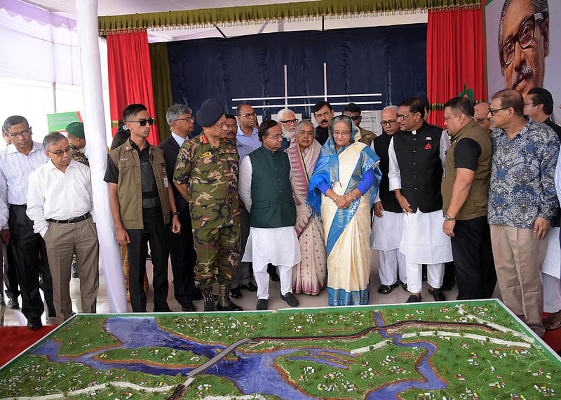 প্রধানমন্ত্রী শেখ হাসিনাকে পদ্মা সেতুর রেল সংযোগ প্রকল্পের মডেল সম্পর্কে অবহিত করেন রেলমন্ত্রী মুজিবুল হক। মাওয়া, মুন্সিগঞ্জ, ১৪ অক্টোবর। ছবি: পিআইডি