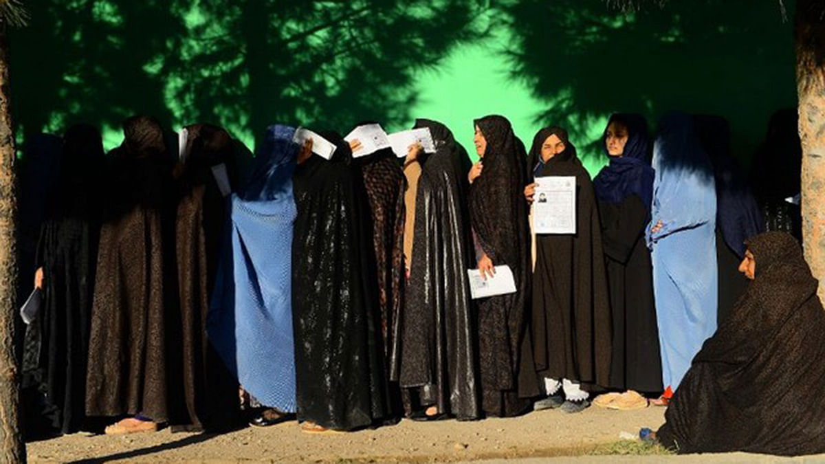 আফগানিস্তানে একটি কেন্দ্রের বাইরে ভোট দিতে অপেক্ষা করছেন নারী ভোটাররা। ছবি: এএফপি।