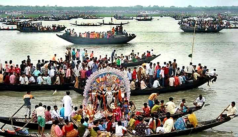 দুই বাংলার ইছামতী নদীতে প্রতিমা নিরঞ্জন নিয়ে আনন্দে মেতে ওঠে দুই বাংলার মানুষ। ছবি: ভাস্কর মুখার্জি