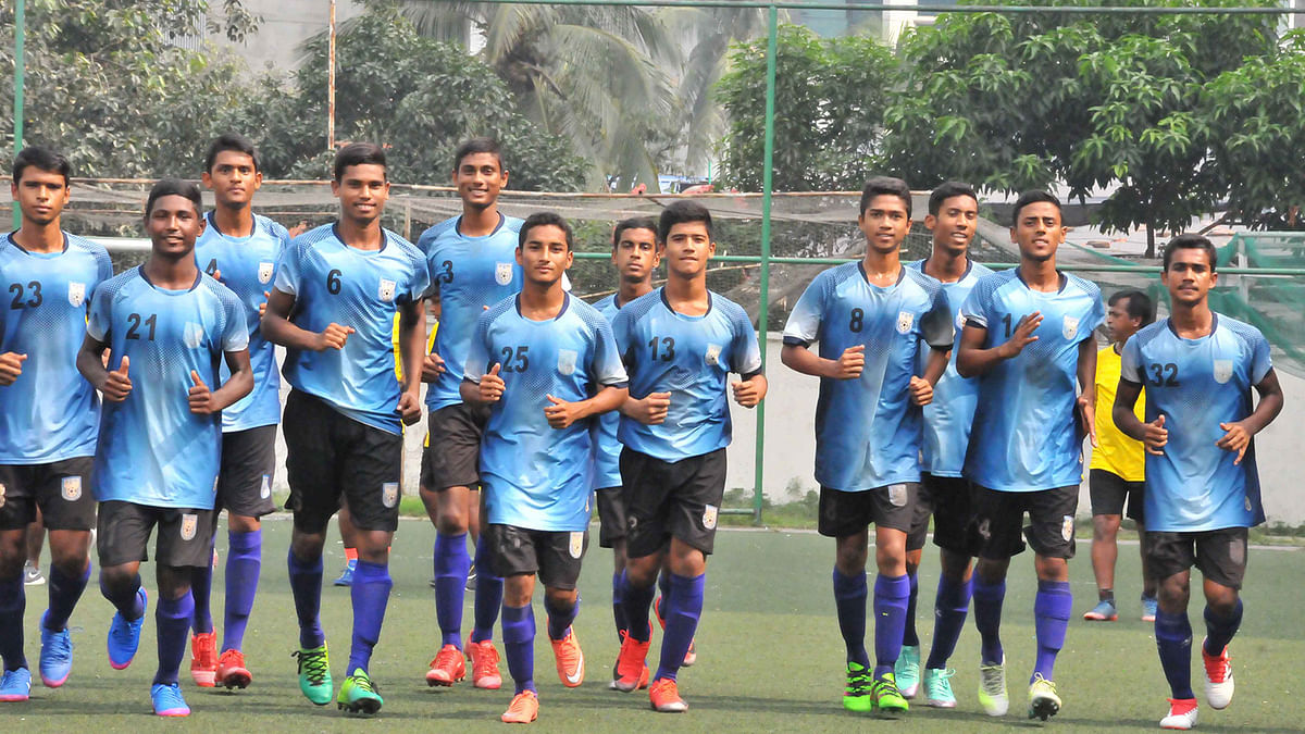 অনুশীলনে বাংলাদেশ অনূর্ধ্ব ১৫ ফুটবল দল। ছবি: বাফুফে