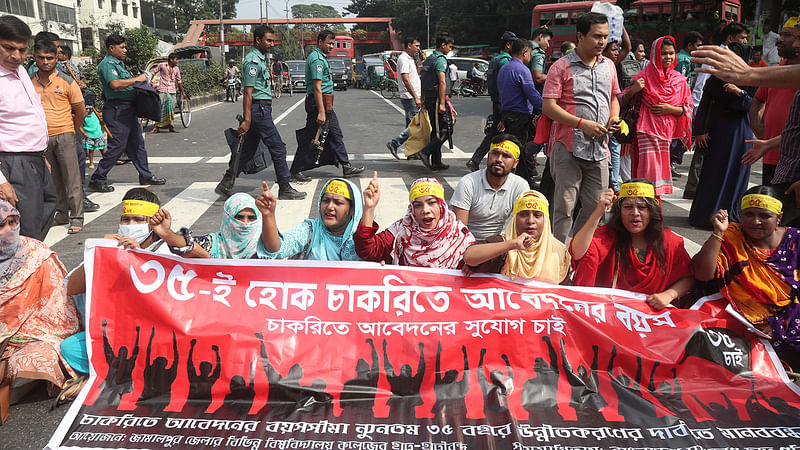 সরকারি চাকরিতে আবেদনের বয়সসীমা ৩৫ বছর করার দাবিতে আন্দোলনরত বাংলাদেশ সাধারণ ছাত্র পরিষদ রাজধানীর শাহবাগ মোড় অবরোধ করেছে। ছবি: সাজিদ হোসেন