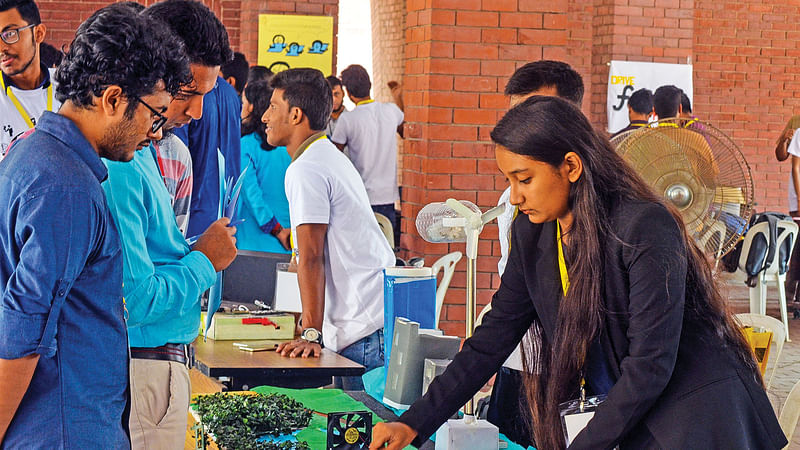 নিজেদের প্রকল্প উপস্থাপন করছেন শিক্ষার্থীরা। ছবি : সংগৃহীত