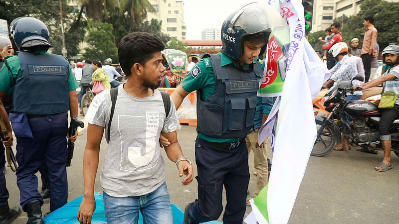 শাহবাগ মোড়ে বাংলাদেশ সাধারণ ছাত্র পরিষদের অবস্থান কর্মসূচি থেকে কয়েকজন আন্দোলনকারীকে আটক করে পুলিশ। ছবি: শুভ্রকান্তি দাস