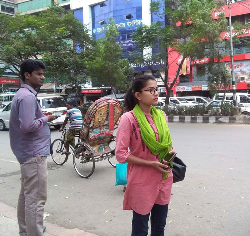 পরিবহন ধর্মঘটের কথা জানতেন না এই ছাত্রী। ধানমন্ডি থেকে যাত্রাবাড়ী যাওয়ার অপেক্ষায় তিনি। ছবি: শেখ সাবিহা আলম