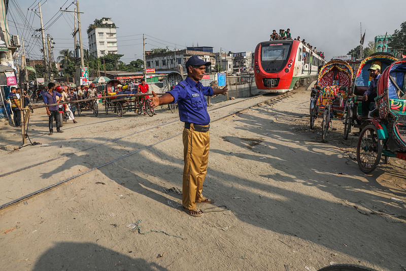 হাত উঁচিয়ে প্রতিবন্ধক তৈরি করেছেন রামু সরকার।