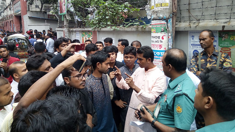 কোটা সংস্কার আন্দোলনকারীরা পুনর্মিলনী অনুষ্ঠানে এসে বাধার মুখে পড়েন। সেগুনবাগিচা, ঢাকা