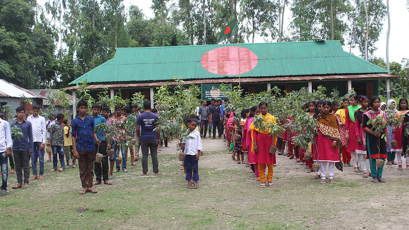 আলোয় পাঠশালা : এলাকার মানুষ ভালোবেসে চরের নাম দিয়েছেন প্রথম আলো চর । সেই চরের স্কুলর নাম তাই প্রথম আলো চর আলোর পাঠশালা ।