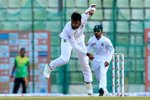 পেস বোলিংয়ের দায়িত্বটা একা আবু জায়েদকেই নিতে হয়েছে। ছবি: শামসুল হক