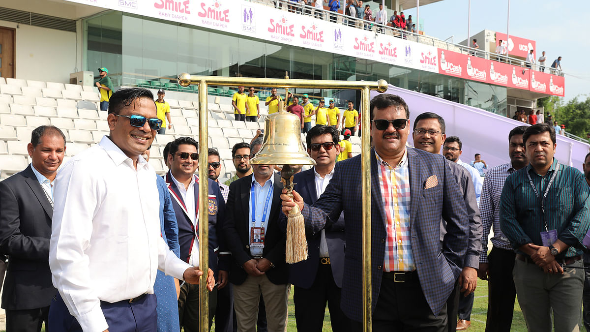 ঘণ্টা বাজিয়ে সিলেট স্টেডিয়ামে টেস্টের উদ্বোধন করলেন জাতীয় ক্রিকেট দলের সাবেক অধিনায়ক আকরাম খান। সঙ্গে জাতীয় ক্রিকেট দলের সাবেক পেসার ও সিলেটের সন্তান হাসিবুল হোসেন। ছবি: শামসুল হক