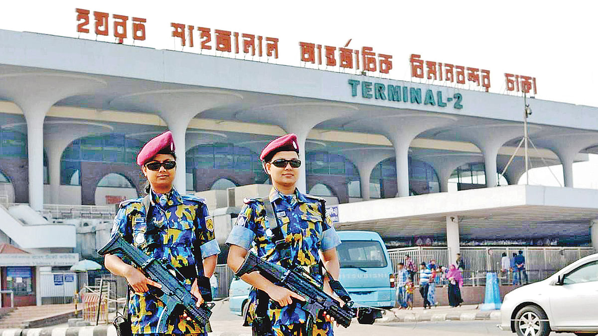 বিমানবন্দরে নিরাপত্তার দায়িত্বে ১১ আর্মড পুলিশ ব্যাটালিয়নের নারী সদস্যরা।  পুলিশের সৌজন্যে