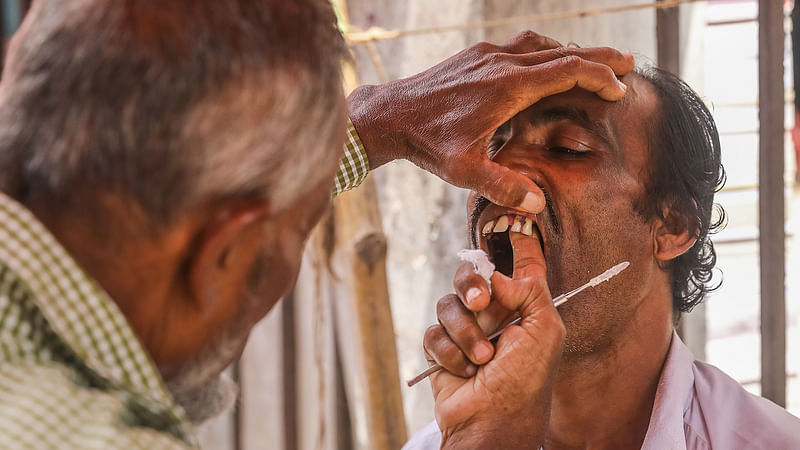 কেরানীগঞ্জ থেকে আসা এই ব্যক্তি নষ্ট দাঁত তোলা এবং নতুন দাঁত লাগানো দুই করাবেন। এই হাতুড়ে ডাক্তারের সঙ্গে দরদাম ঠিক করেছেন। খরচ হবে মোট ২০০ টাকা।